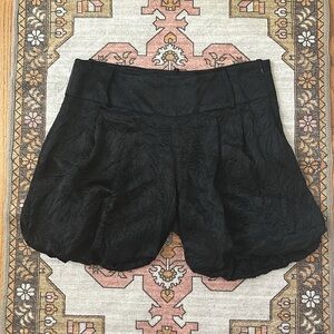 ✨ MAEVA ✨ Black Crinkle Fabric Bubble Hem Dressy Shorts Size IT44